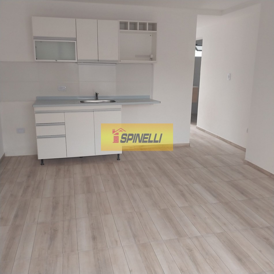 Departamento de dos ambientes con cochera y patio en venta en Haedo Norte