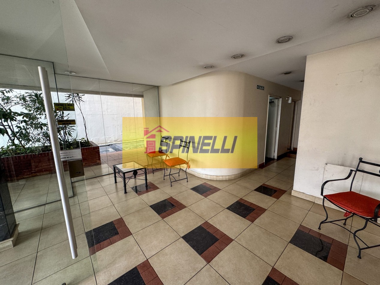 Venta de departamento de cuatro ambientes con cochera en Haedo Sur