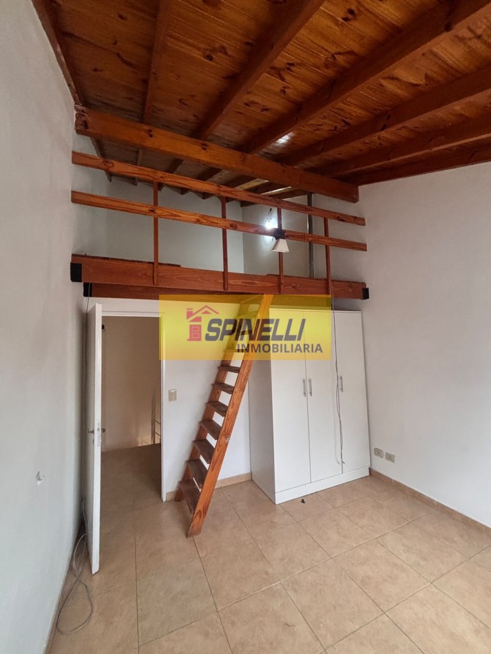 Duplex de dos ambientes con cochera en venta en Villa Luzuriaga Apto Credito