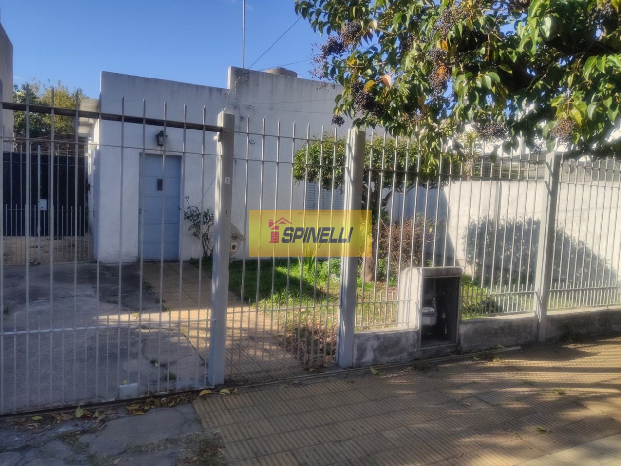 Casa de tres ambientes en venta en Haedo Sur Financia