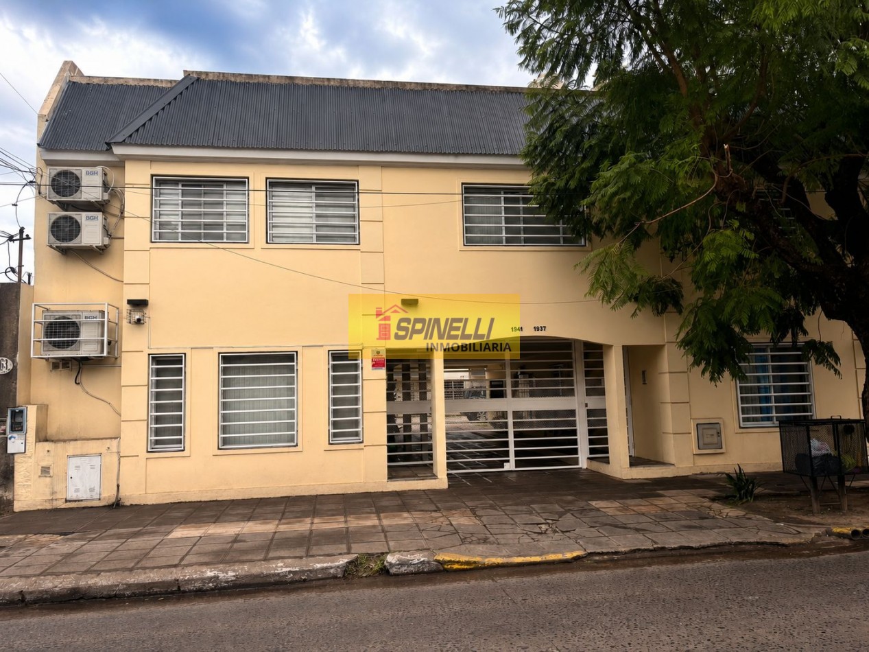 Duplex de dos ambientes con cochera en venta en Villa Luzuriaga Apto Credito