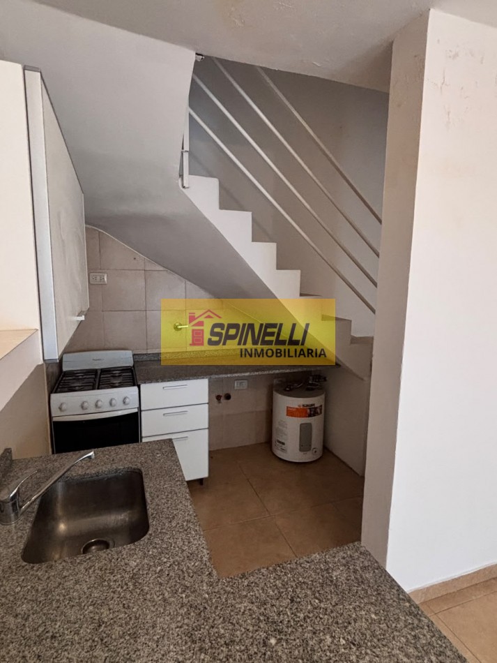 Duplex de dos ambientes con cochera en venta en Villa Luzuriaga Apto Credito