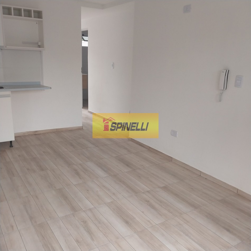 Departamento de dos ambientes con cochera y patio en venta en Haedo Norte