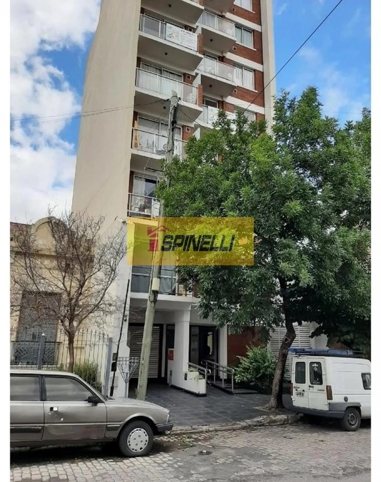 Monoambiente amplio en venta en Flores 