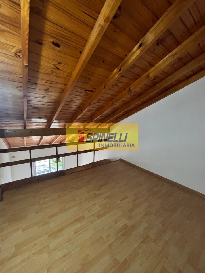 Duplex de dos ambientes con cochera en venta en Villa Luzuriaga Apto Credito