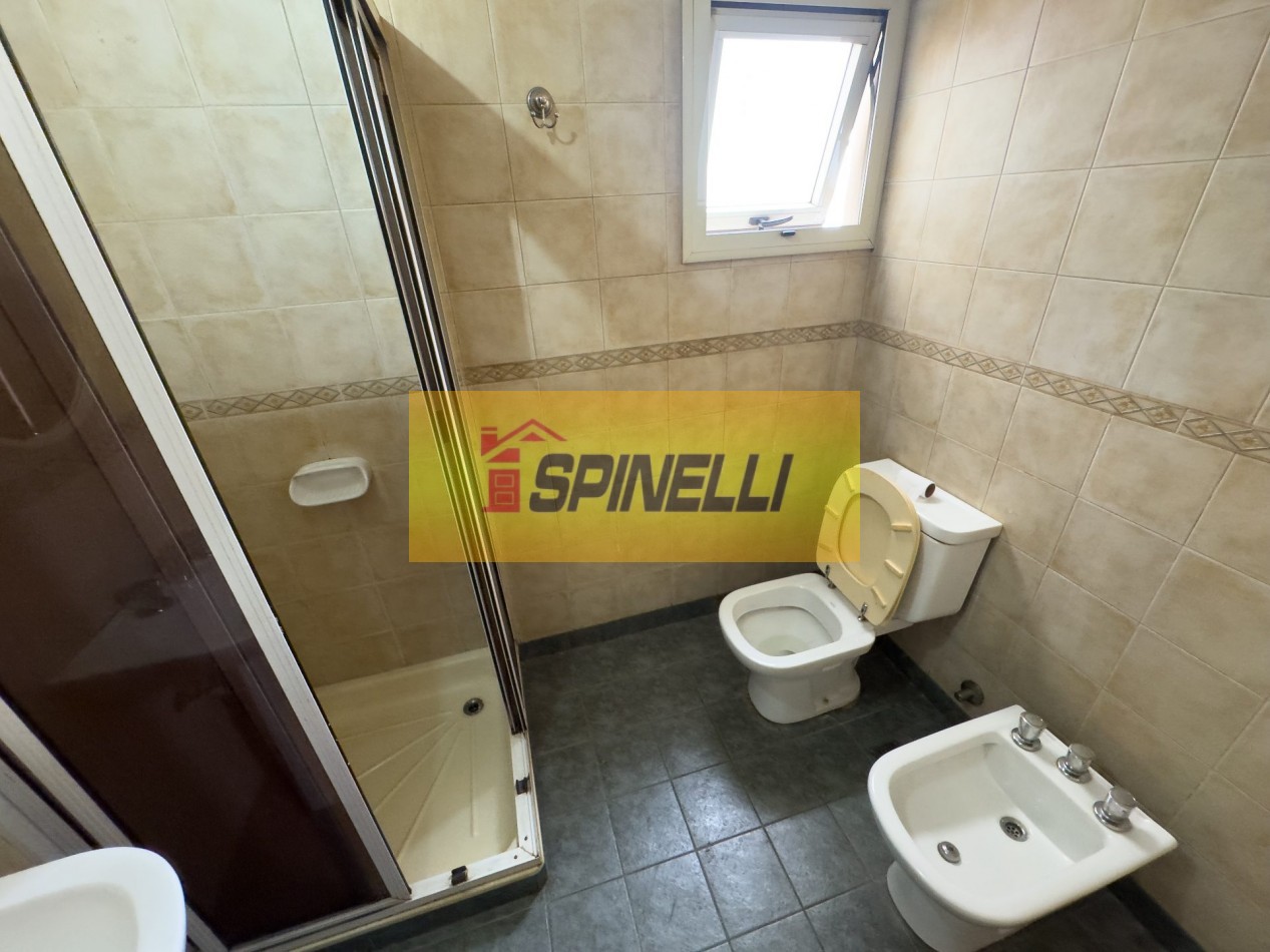Venta de departamento de cuatro ambientes con cochera en Haedo Sur