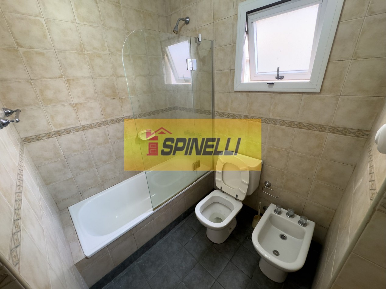 Venta de departamento de cuatro ambientes con cochera en Haedo Sur