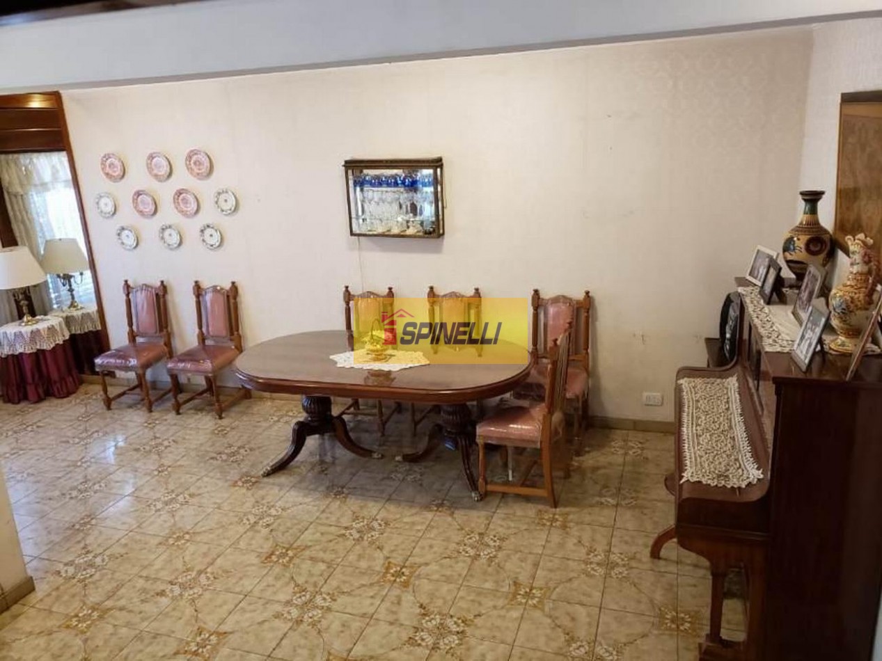 Chalet de cinco ambientes en venta en Haedo Norte Apto Credito