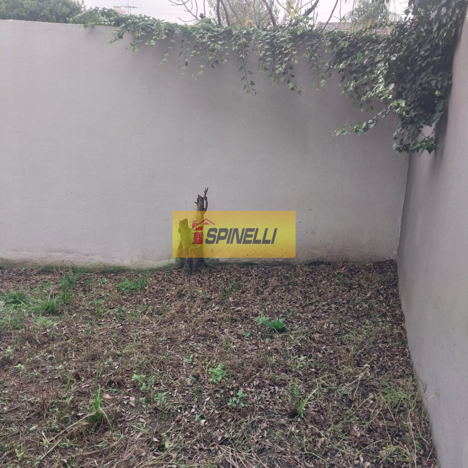 Departamento de dos ambientes con cochera y patio en venta en Haedo Norte