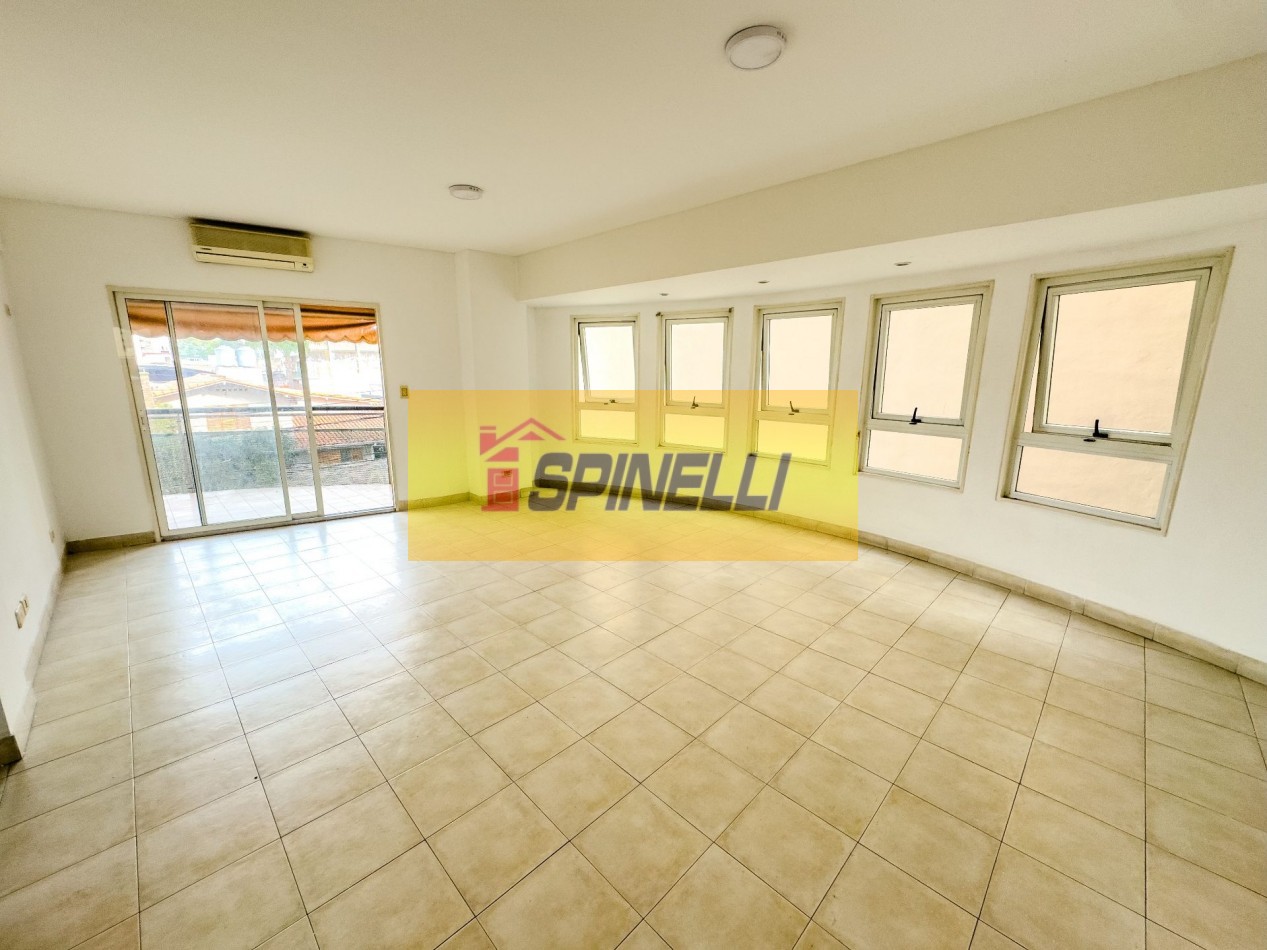 Venta de departamento de cuatro ambientes con cochera en Haedo Sur