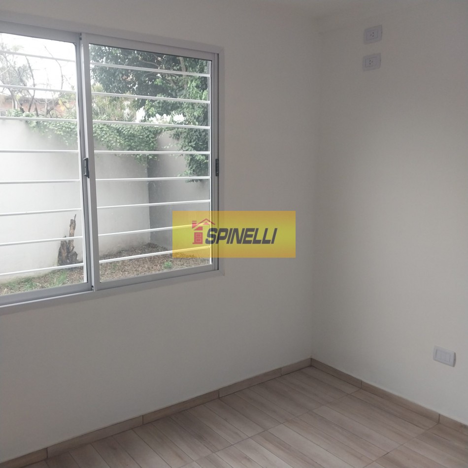 Departamento de dos ambientes con cochera y patio en venta en Haedo Norte