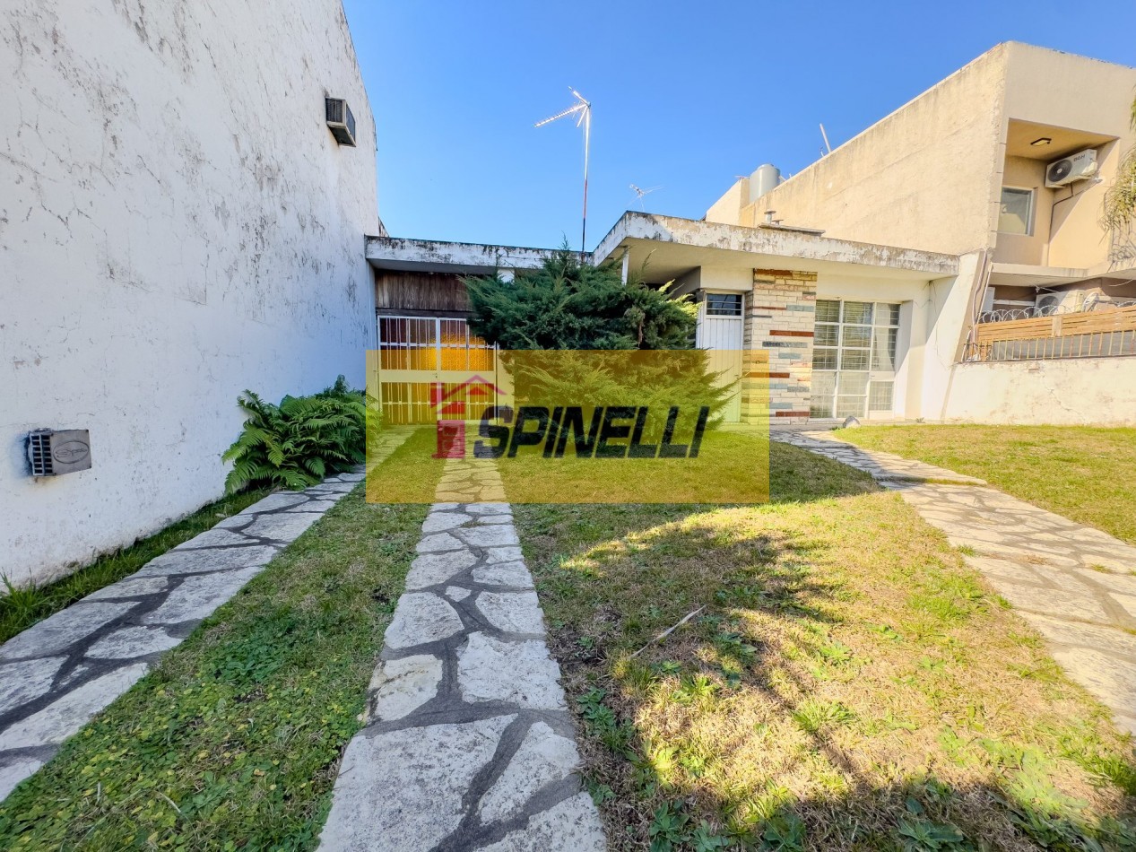 Casa de tres ambientes en venta en Moron Apta Credito