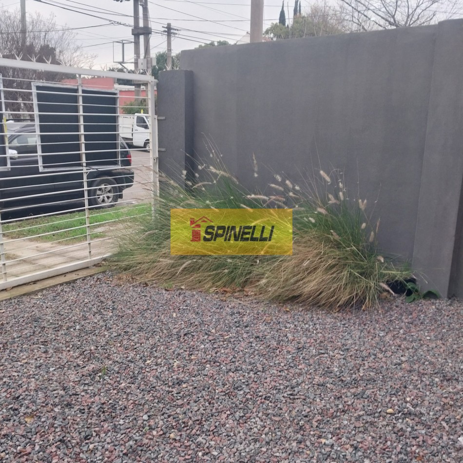 Departamento de dos ambientes con cochera y patio en venta en Haedo Norte