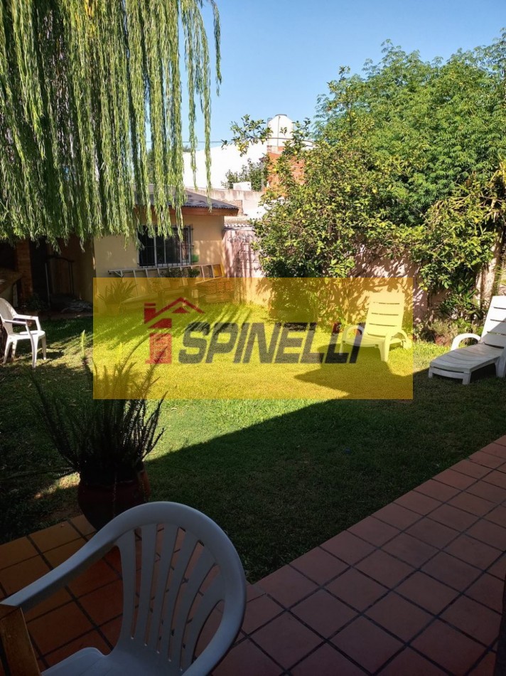Venta de casa de cinco ambientes en Haedo Norte Apto Credito