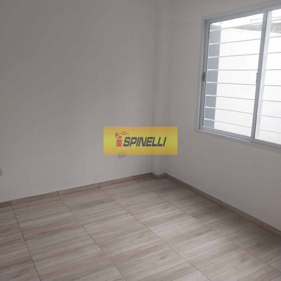 Departamento de dos ambientes con cochera y patio en venta en Haedo Norte