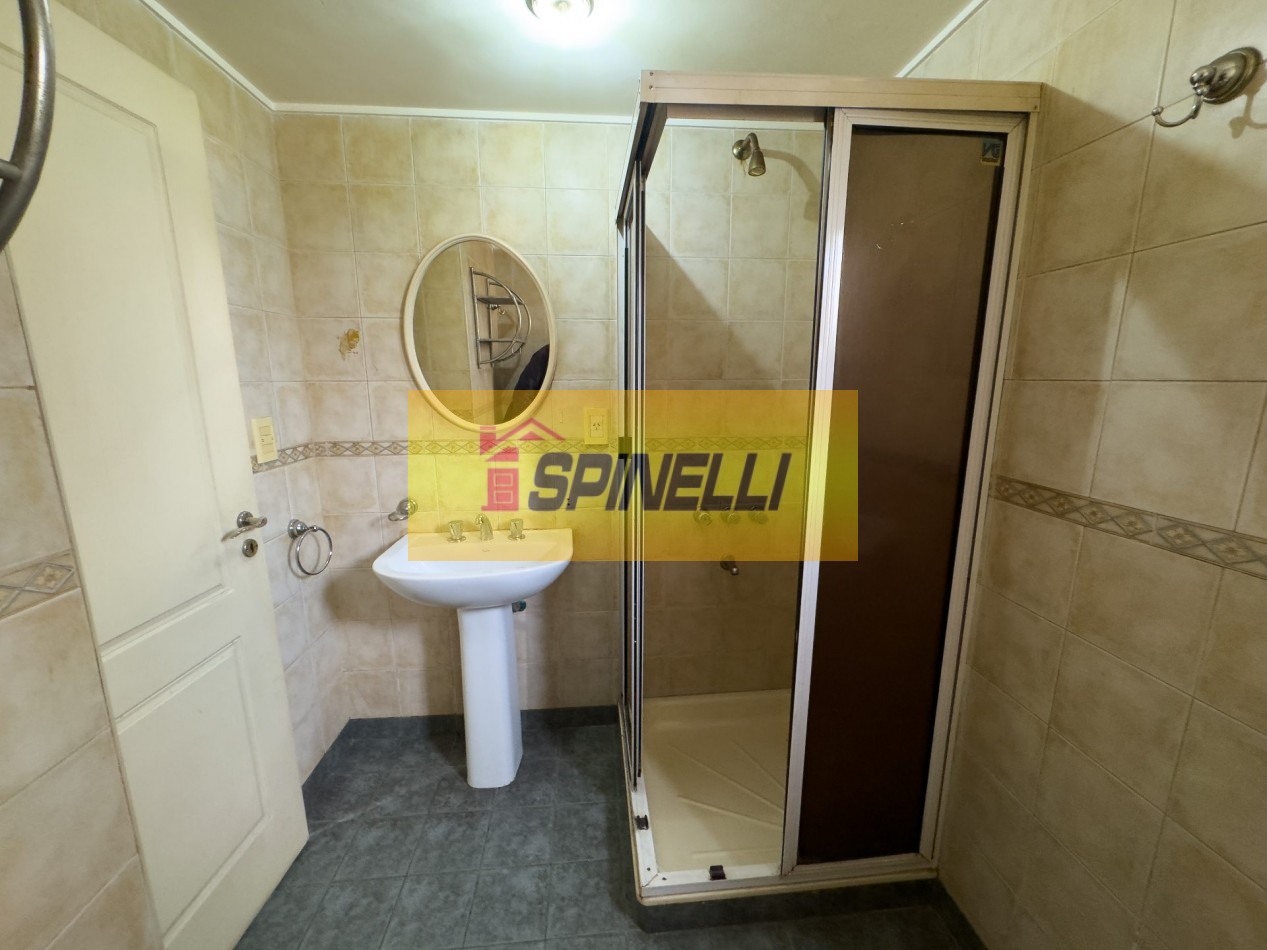 Venta de departamento de cuatro ambientes con cochera en Haedo Sur
