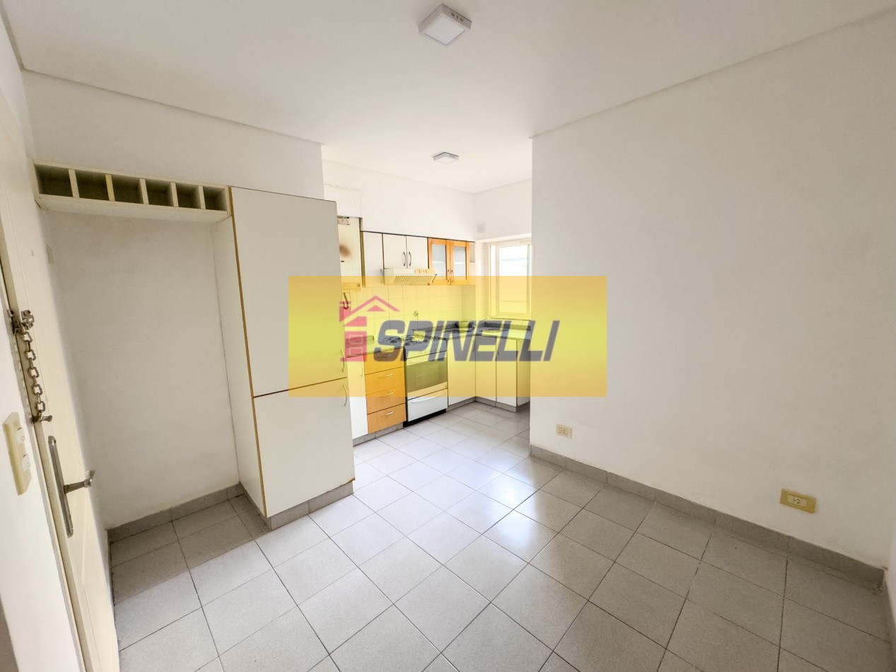 Venta de departamento de cuatro ambientes con cochera en Haedo Sur