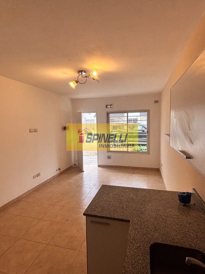 Duplex de dos ambientes con cochera en venta en Villa Luzuriaga Apto Credito