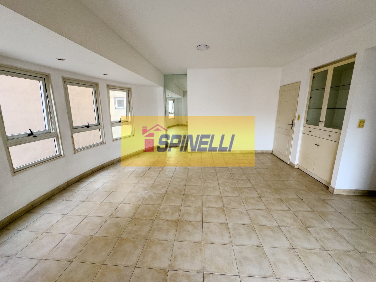 Venta de departamento de cuatro ambientes con cochera en Haedo Sur