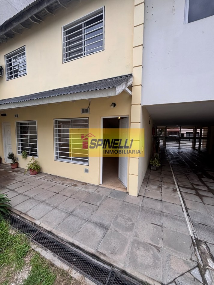 Duplex de dos ambientes con cochera en venta en Villa Luzuriaga Apto Credito