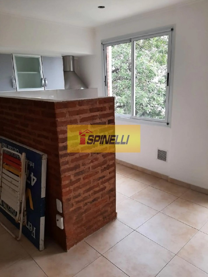 Monoambiente amplio en venta en Flores 