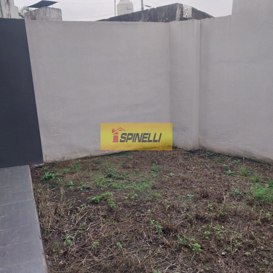 Departamento de dos ambientes con cochera y patio en venta en Haedo Norte