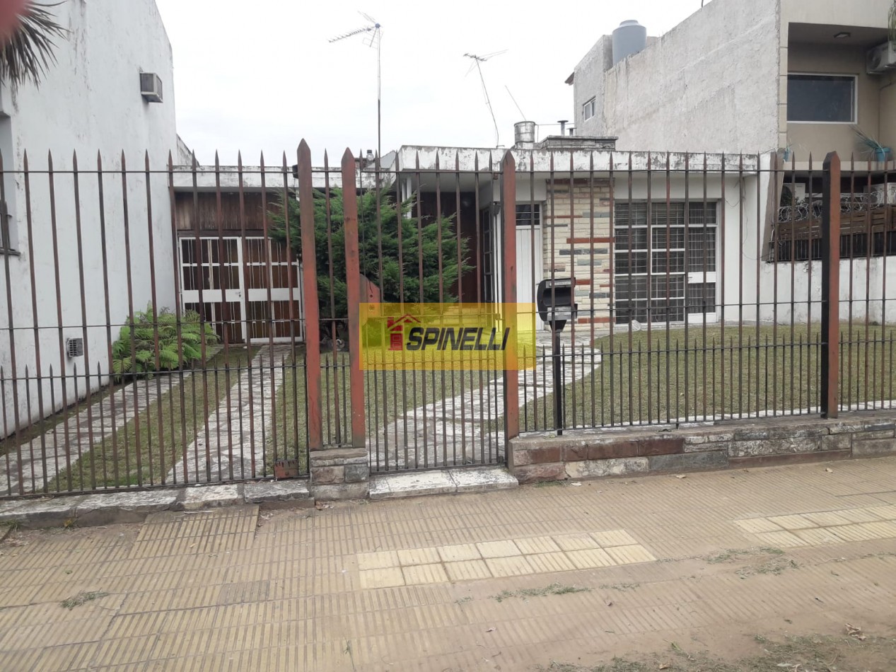 Casa de tres ambientes en venta en Moron Apta Credito