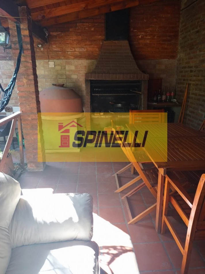 Venta de casa de cinco ambientes en Haedo Norte Apto Credito