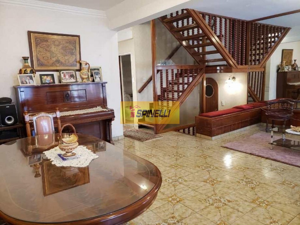 Chalet de cinco ambientes en venta en Haedo Norte Apto Credito