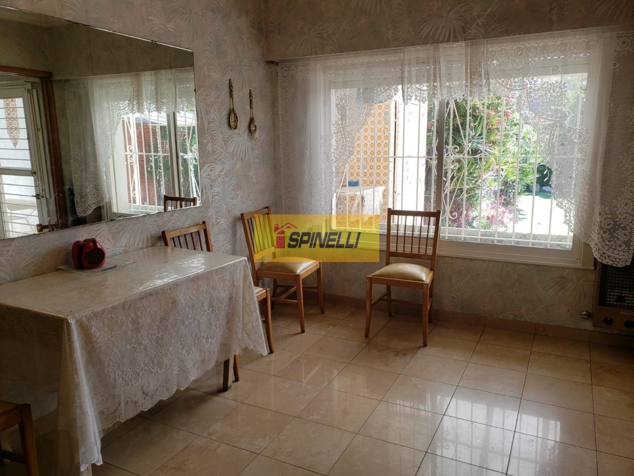 Chalet de cinco ambientes en venta en Haedo Norte Apto Credito