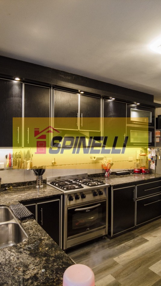 Moron Triplex de tres ambientes en venta 