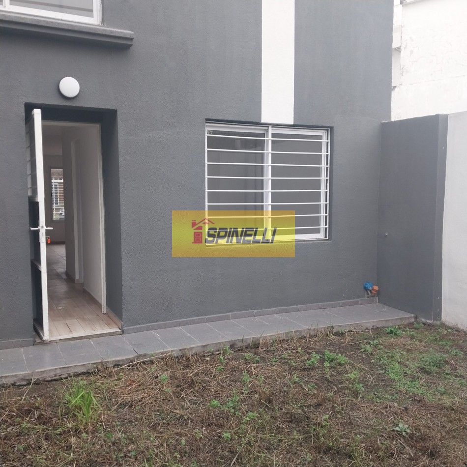 Departamento de dos ambientes con cochera y patio en venta en Haedo Norte