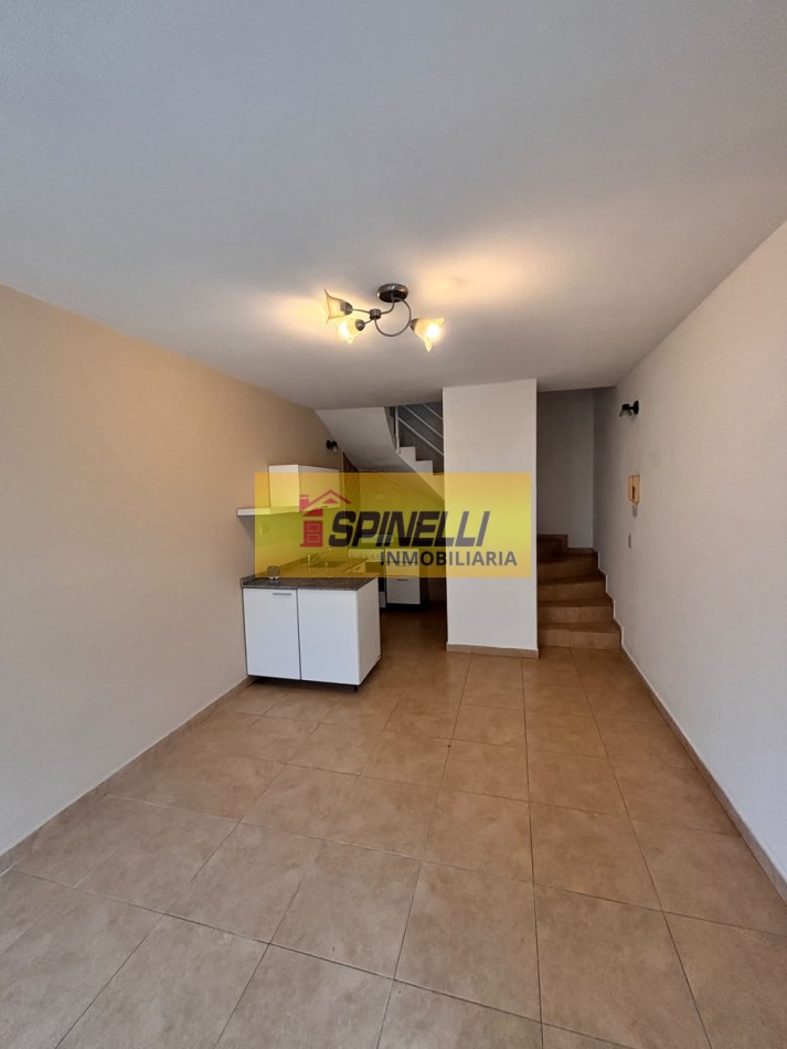 Duplex de dos ambientes con cochera en venta en Villa Luzuriaga Apto Credito