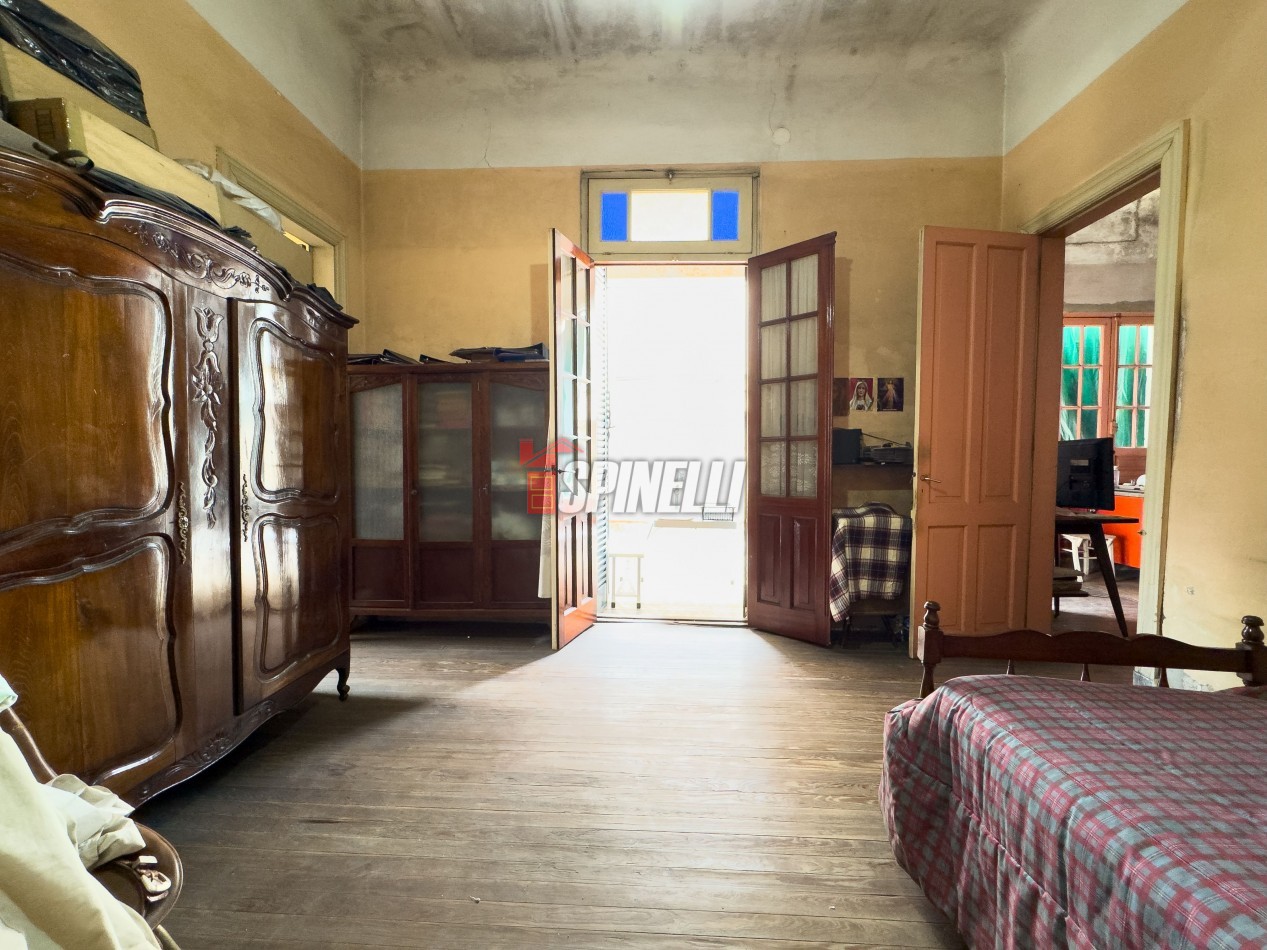 Casa de tres ambientes con local en venta en Haedo Sur
