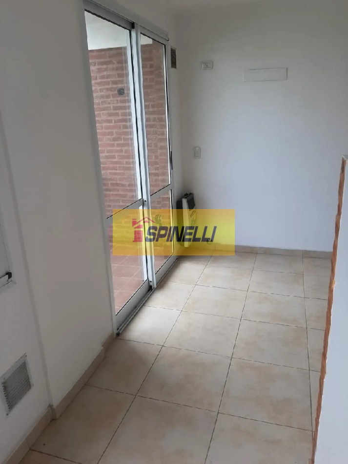 Monoambiente amplio en venta en Flores 