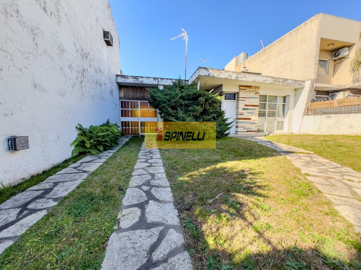 Casa de tres ambientes en venta en Moron Apta Credito