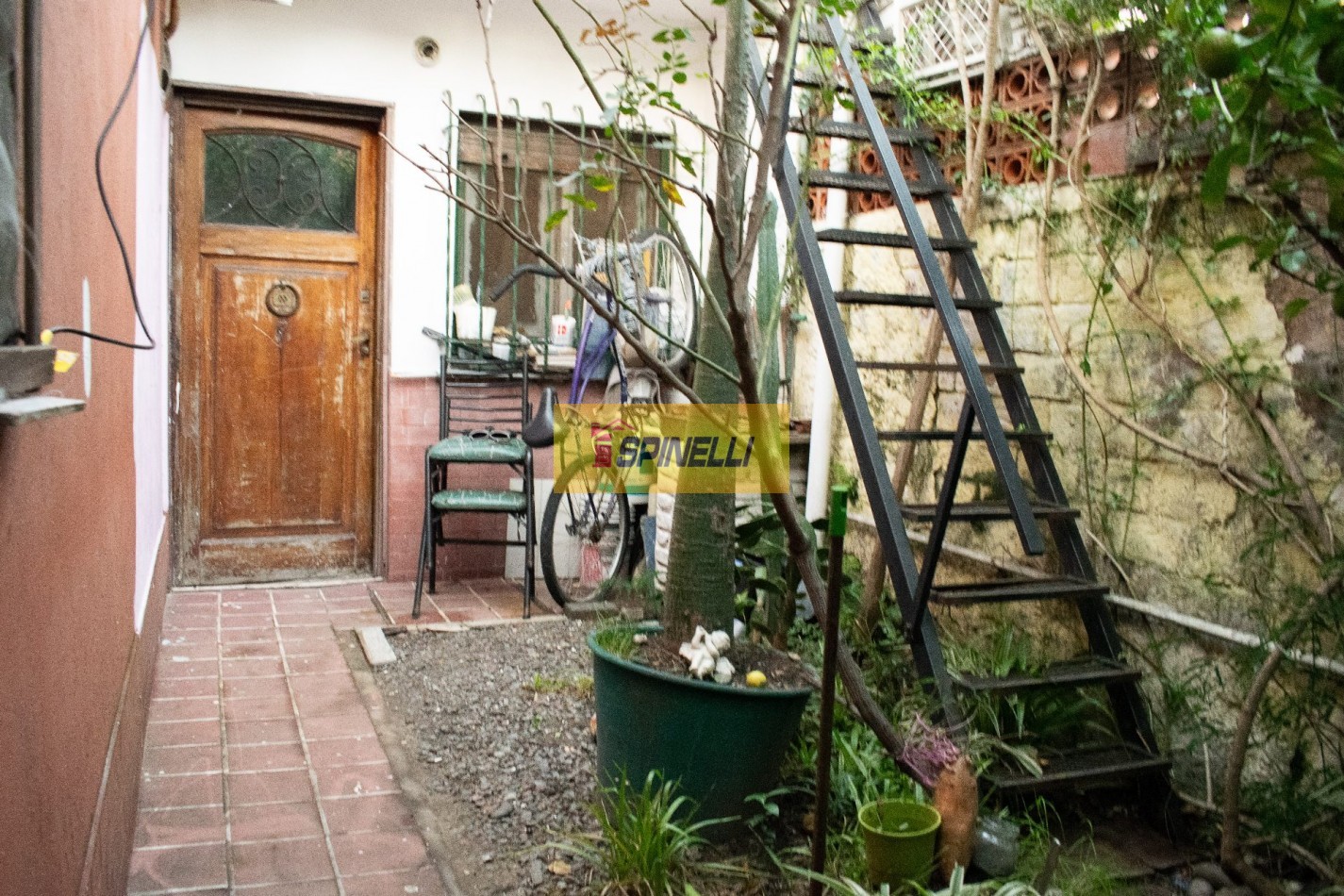 Haedo Sur casa multifamiliar de  cuatro ambientes