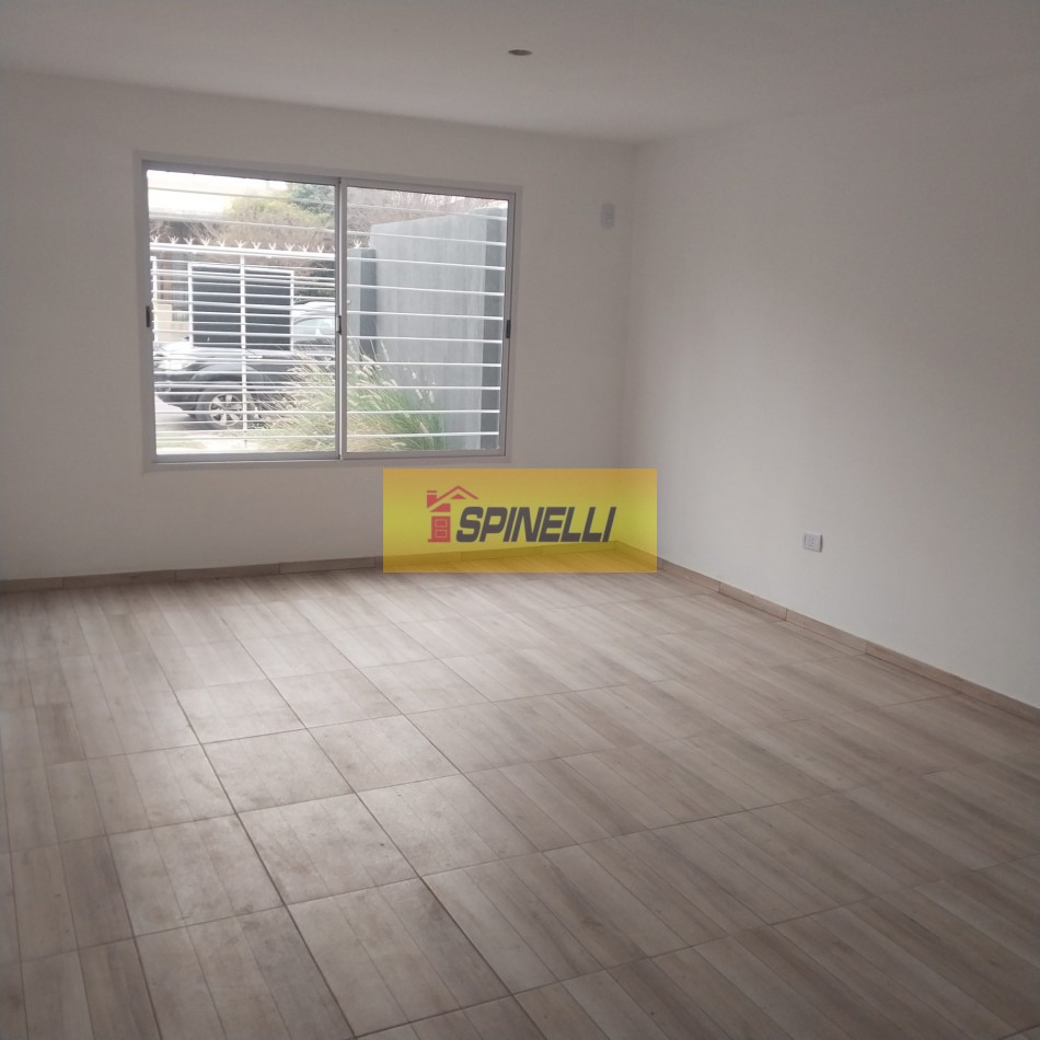 Departamento de dos ambientes con cochera y patio en venta en Haedo Norte