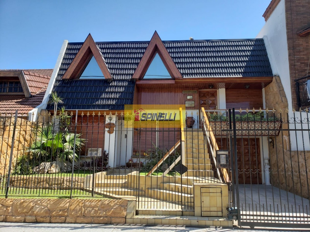 Chalet de cinco ambientes en venta en Haedo Norte Apto Credito