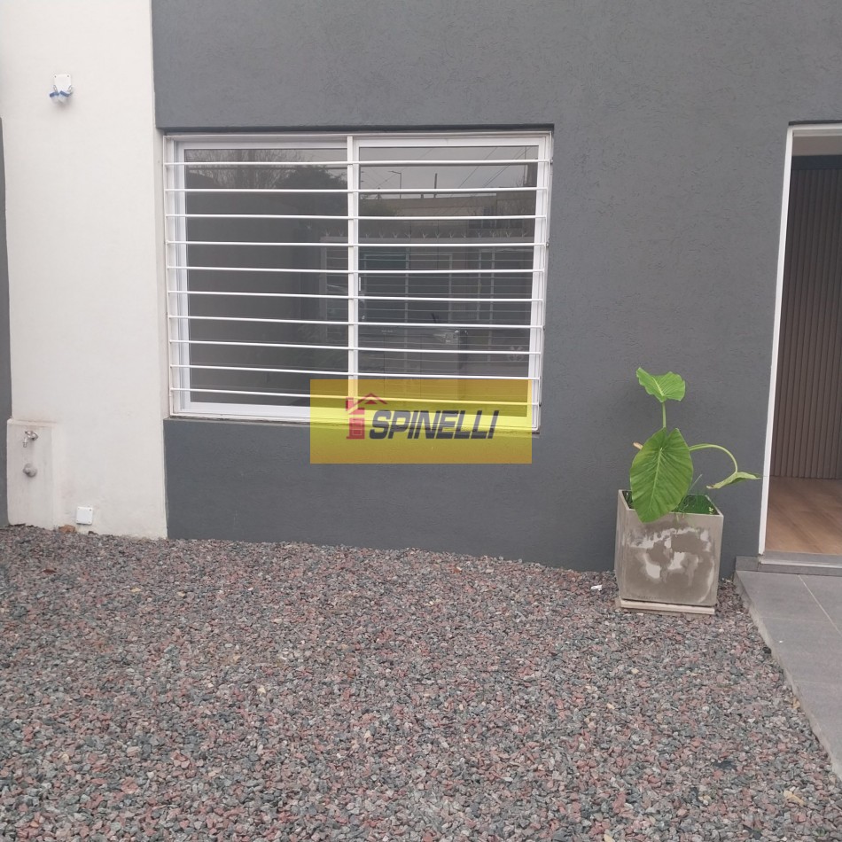 Departamento de dos ambientes con cochera y patio en venta en Haedo Norte
