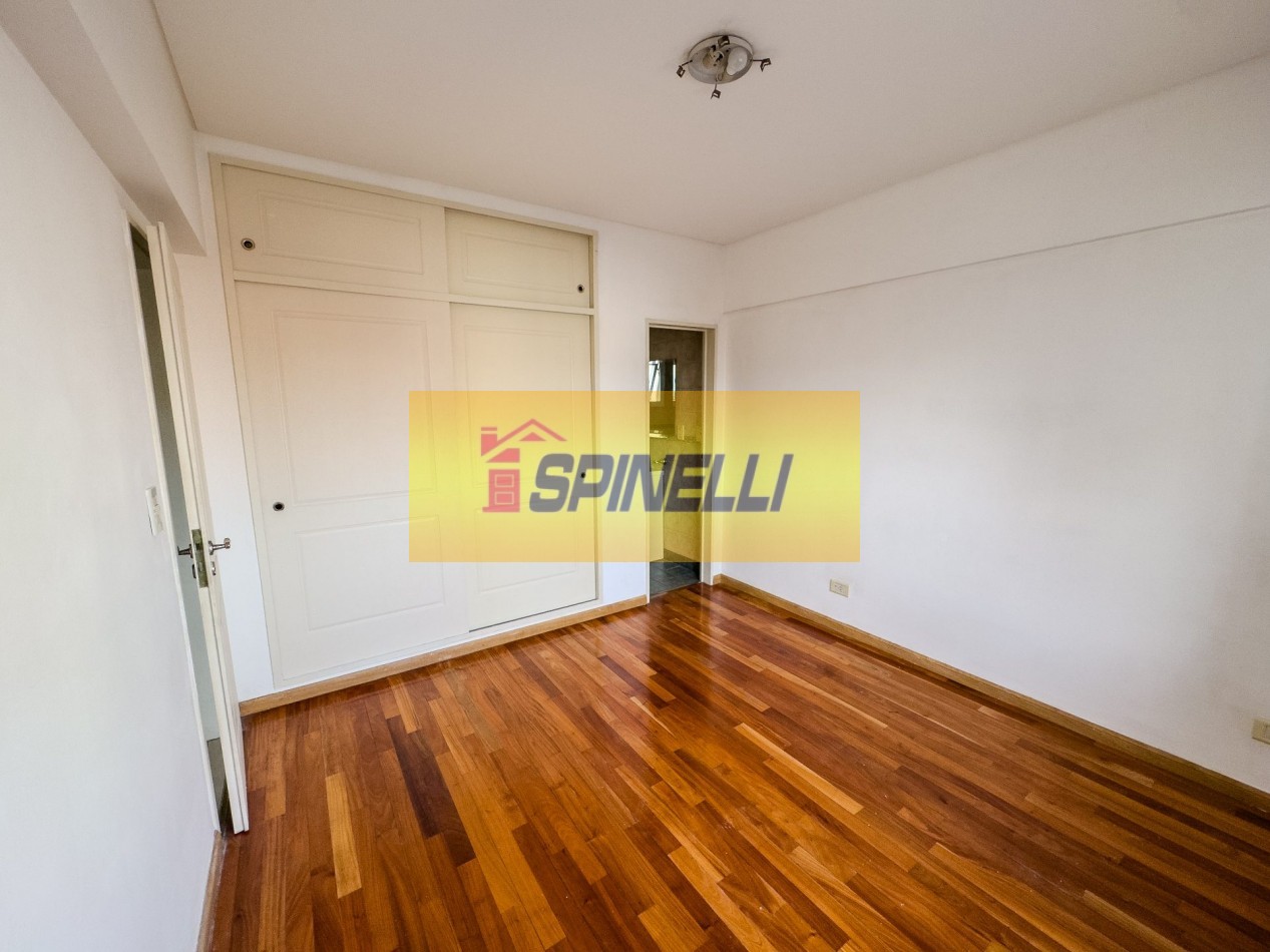 Venta de departamento de cuatro ambientes con cochera en Haedo Sur