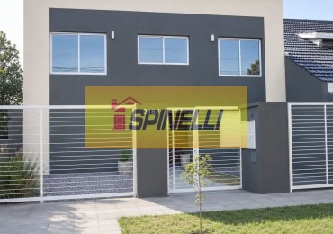 Departamento de dos ambientes con cochera y patio en venta en Haedo Norte