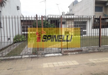 Casa de tres ambientes en venta en Moron Apta Credito